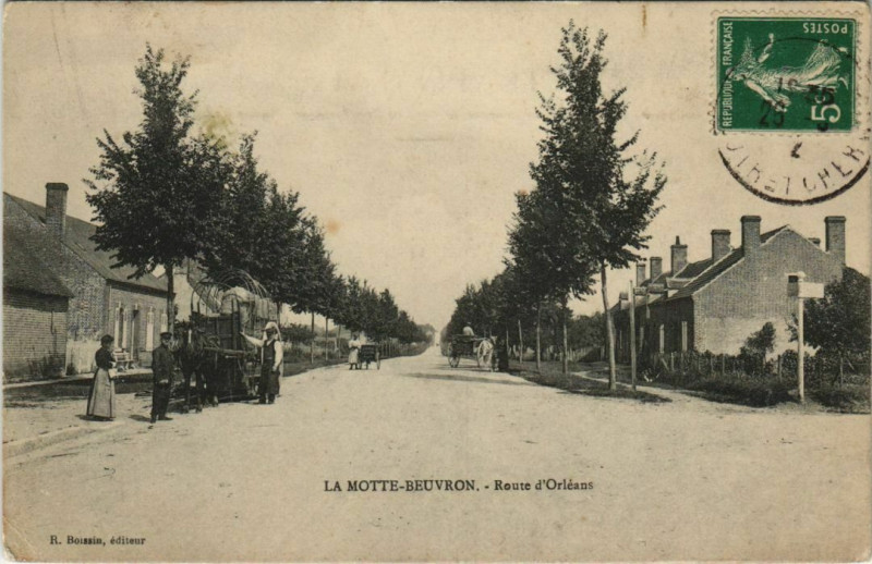 Carte postale ancienne La Motte Beuvron-Route d'Orleans