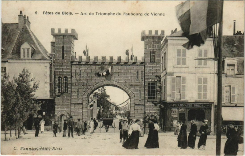 Carte postale ancienne Arc de Triomphe du Faubourg de Vienne à Blois