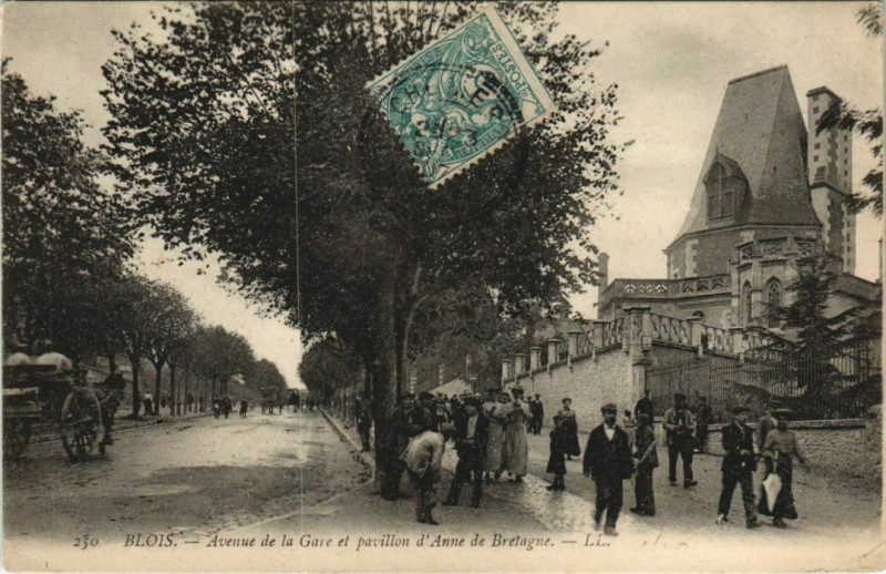 Carte postale ancienne Blois-Avenue de la Gare et pavillon d'Anne de Bretagne à Blois