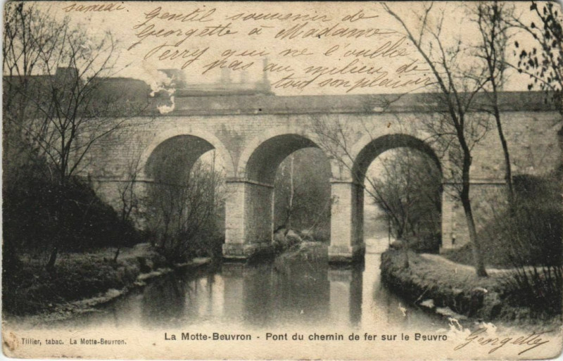 Carte postale ancienne Lamotte Beuvron-Pont du chemin de fer sur le Beuvro à Lamotte-Beuvron