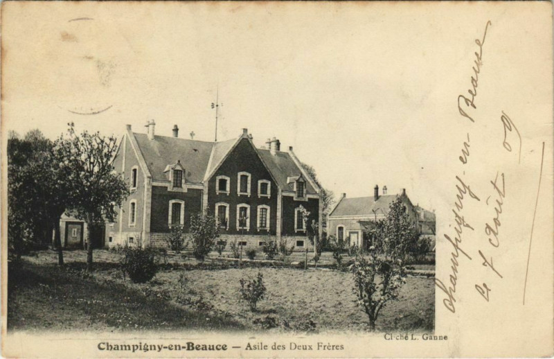 Carte postale ancienne La Chapelle Vendomoise-Le Dolmen