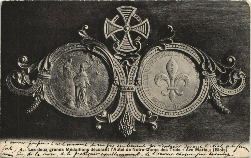 Carte postale ancienne Blois-Les deux grands Medallions decorant l'Autel de Notre Dame à Blois