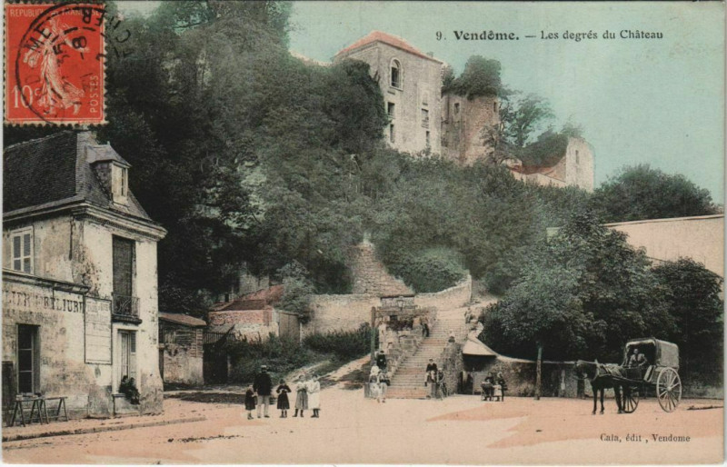 Carte postale ancienne Vendome-Les degres du Chateau à Vendôme