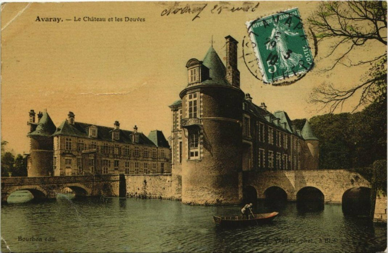 Carte postale ancienne Avaray-La Chateau et les Douves à Avaray