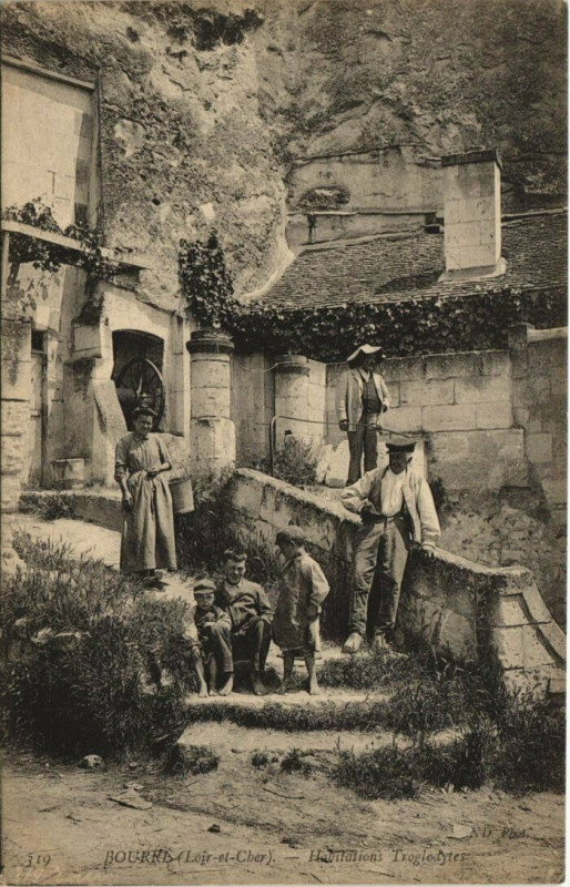 Carte postale ancienne Bourre-Habitations des Troglodytes