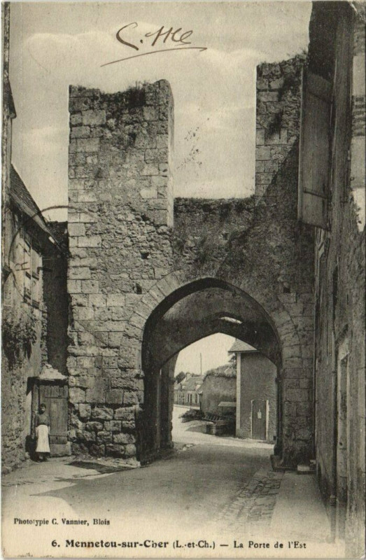 Carte postale ancienne Mennetou-sur-Cher-La Porte de l'Est à Mennetou-sur-Cher
