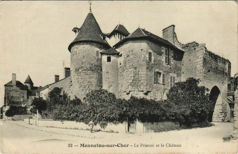 Carte postale ancienne Mennetou-sur-Cher-Le Prieure et le Chateau à Mennetou-sur-Cher