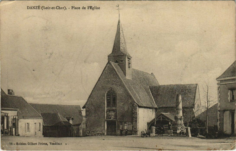 Carte postale ancienne Danze-Place de I'Eglise à Danzé
