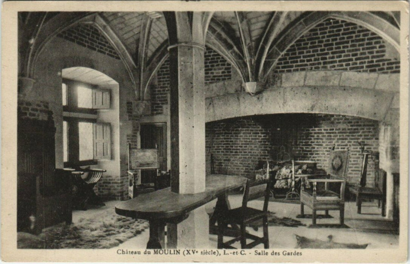 Carte postale ancienne Chateau du Moulin - Salle des Gardes