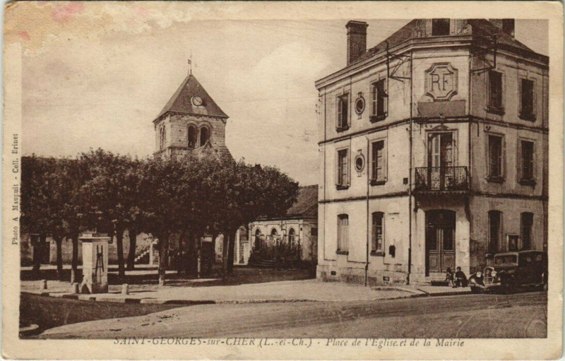 Carte postale ancienne Saint-Georges-sur-Cher - Place de L'Eglise et de la Mairie à Saint-Georges-sur-Cher