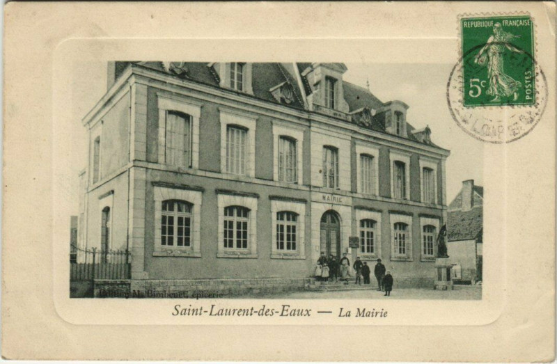 Carte postale ancienne Saint-Laurent-des-Eaux - La Mairie