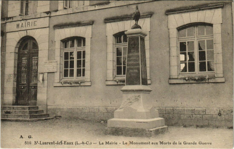 Carte postale ancienne Saint-Laurent-des-Eaux - La Mairie - Le Monument aux Morts