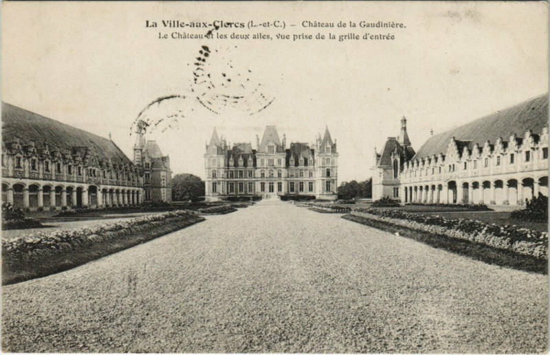Carte postale ancienne Château de la Gaudinière - Le Château et les deux ailes à La Ville-aux-Clercs