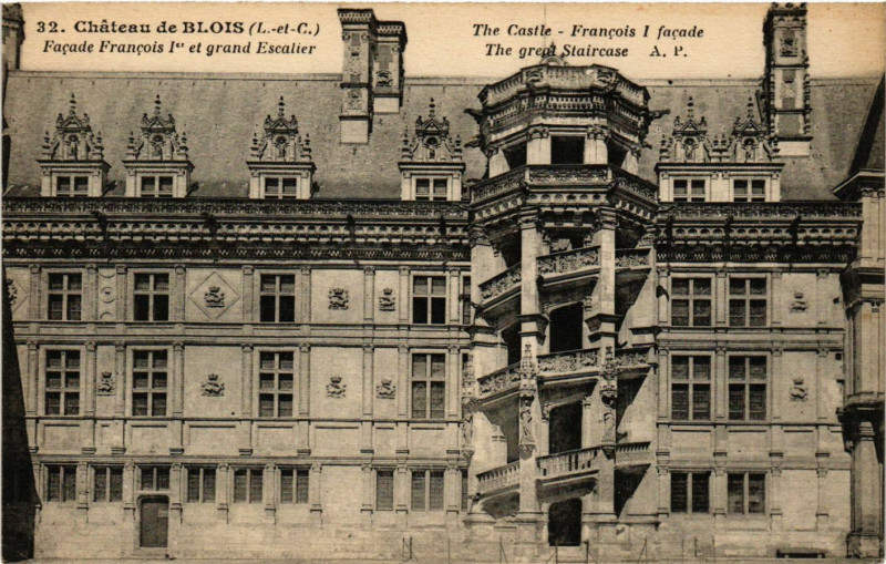 Carte postale ancienne Chateau de Blois (L.-et-C.) - Facade Francois Ier grand Escalier à Blois