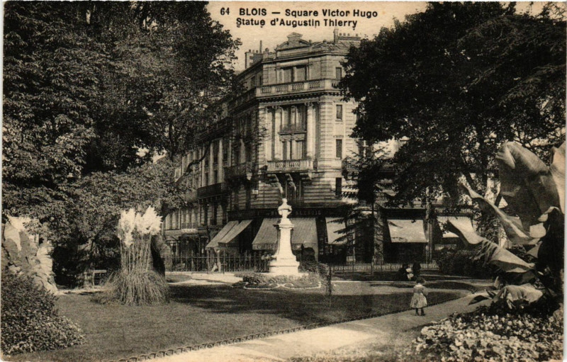 Carte postale ancienne Blois - Square Victor Hugo Statue d'Augustin Thierry à Blois