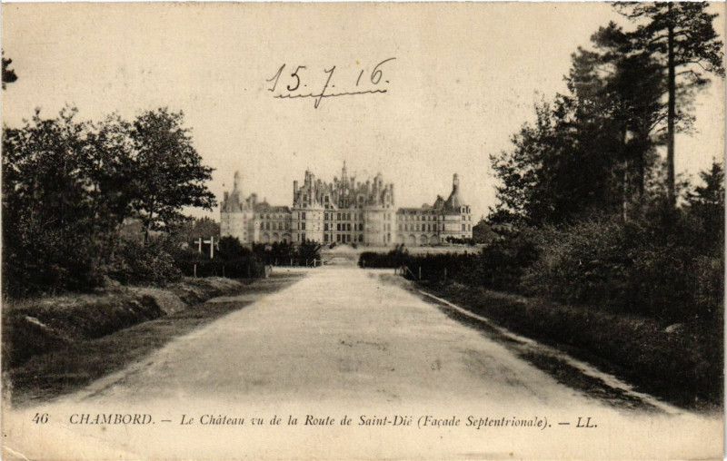 Carte postale ancienne Chambord - Le Chateau vu de la Route de St-Die à Chambord