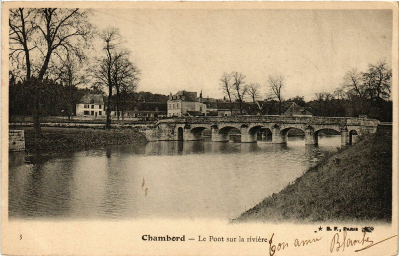 Carte postale ancienne Chambord - Le Pont sur-la-Riviere à Chambord
