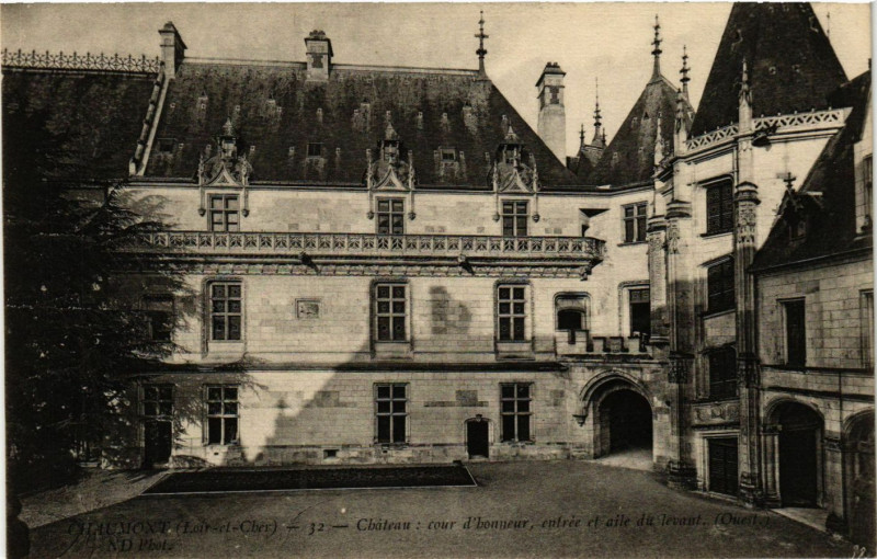 Carte postale ancienne Chaumont (Loir-et-Cher) - Chateau cour d'lonneur entrée et aile