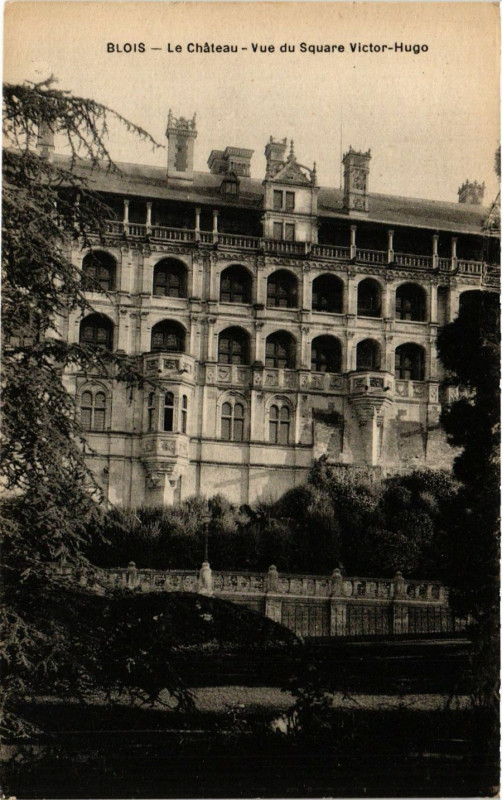 Carte postale ancienne Blois - Le Chateau - Vue du Square Victor-Hugo à Blois