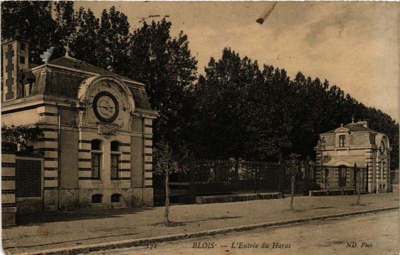 Carte postale ancienne Blois - L'Entrée du Haras à Blois