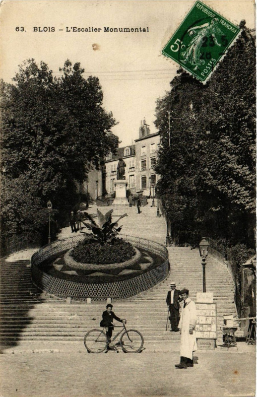 Carte postale ancienne Blois - L'Escalier Monumental à Blois