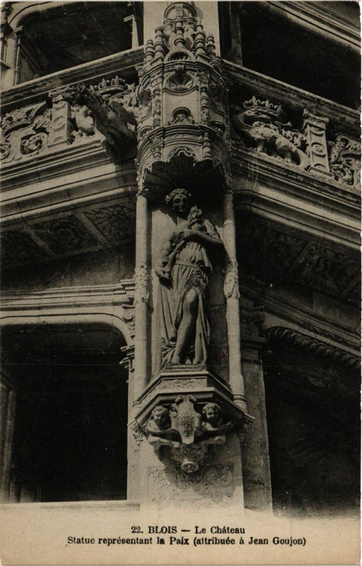 Carte postale ancienne Blois - Le Chateau - Statue representant la Paix (attribuée a Jean à Blois