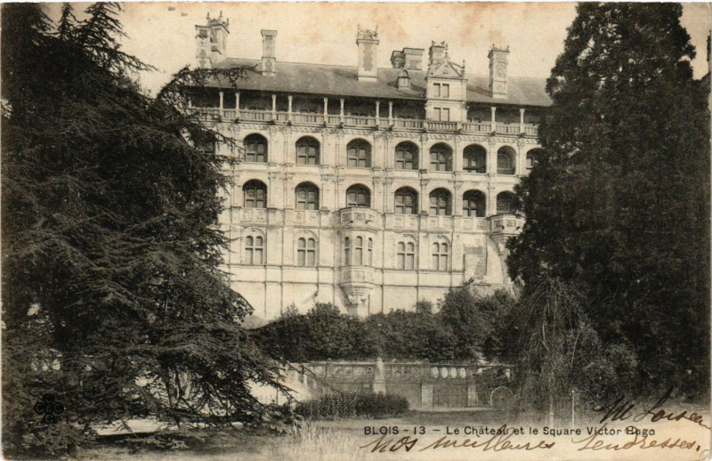Carte postale ancienne Blois - Le Chateau et le Square Viktor-Hugo à Blois