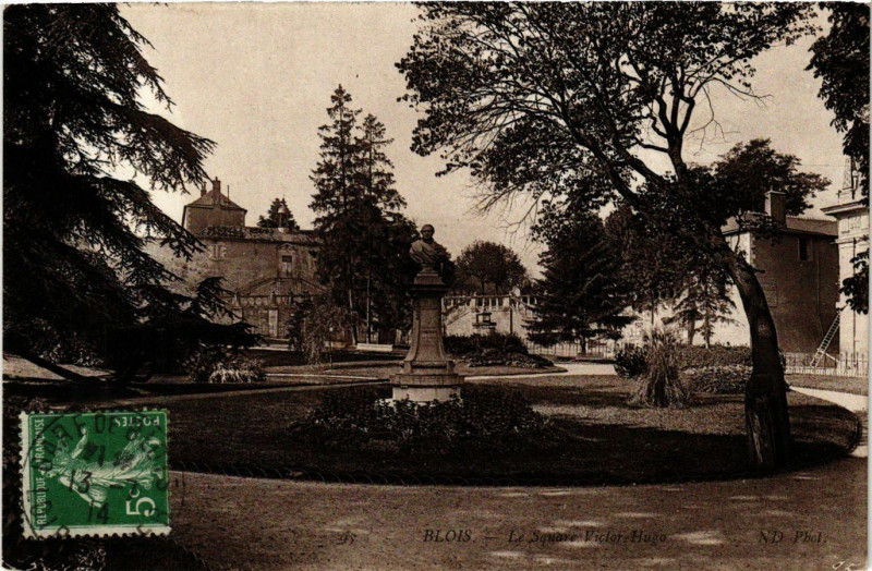 Carte postale ancienne Blois - Le Square Victor-Hugo à Blois