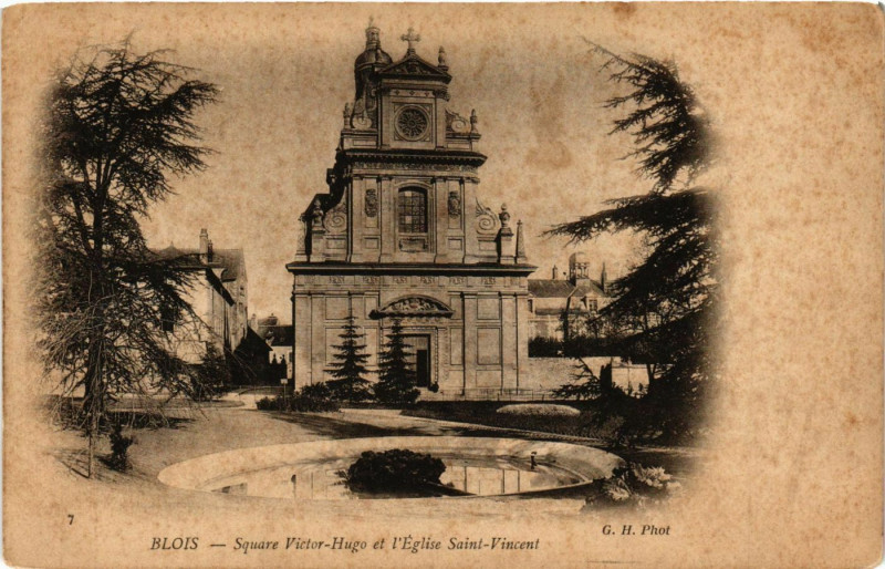 Carte postale ancienne Blois - Square Victor-Hugo et l'Eglise St-Vincent à Blois