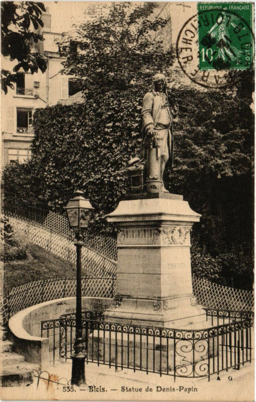 Carte postale ancienne Blois - Statue de Denis-Papin à Blois