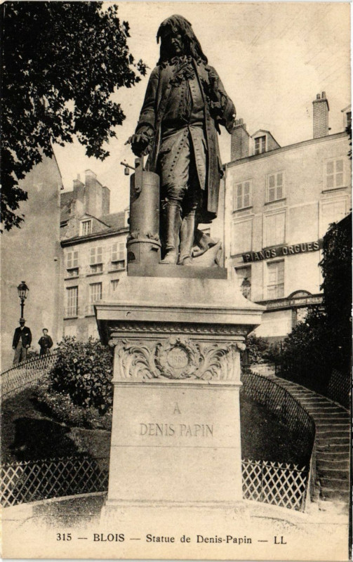 Carte postale ancienne Blois - Statue de Denis-Papin à Blois