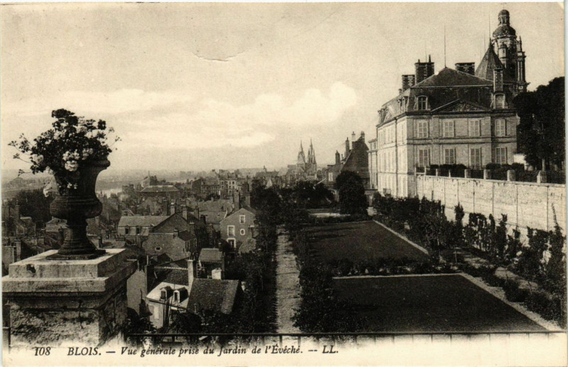 Carte postale ancienne Blois - Vue générale prise du Jardin de l'Eveche à Blois