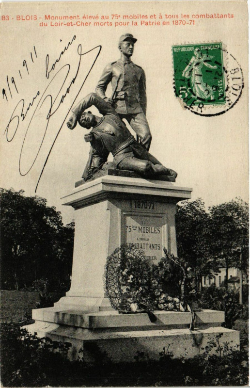 Carte postale ancienne Blois - Monument eleve au 75* mobiles et a tour les combattants à Blois