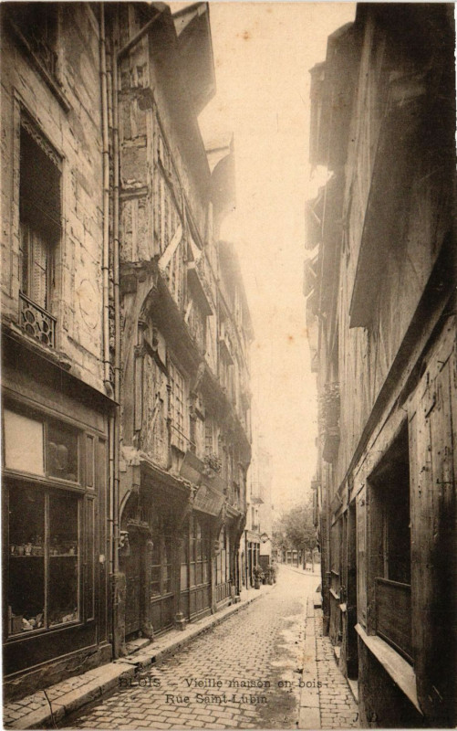 Carte postale ancienne Blois - Vieille maison en bois - Rue St-Lubin à Blois