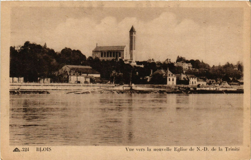 Carte postale ancienne Blois - Vue vers la nouvelle Eglise de N.-D.de la Trinite à Blois