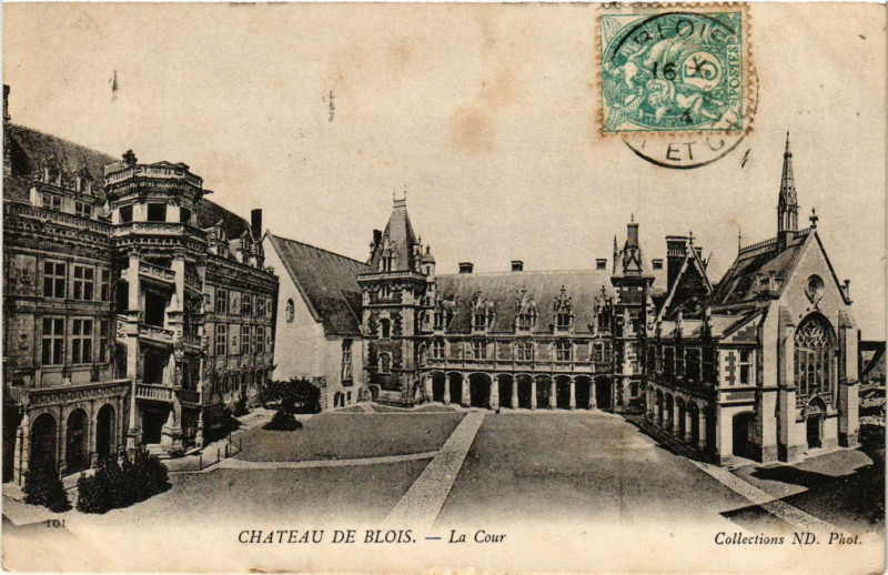 Carte postale ancienne Chateau de Blois - La Cour à Blois