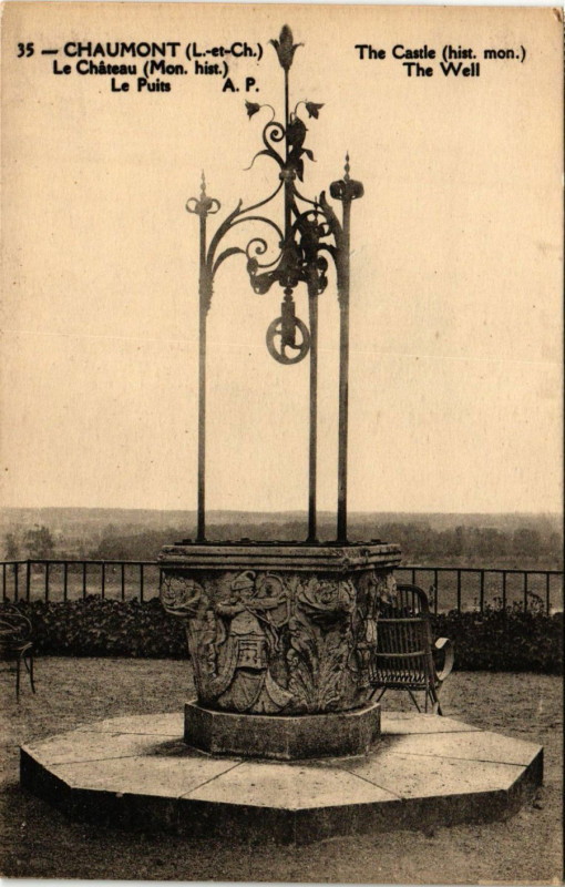 Carte postale ancienne Chaumont (L.-et-Ch.) -Le Chateau (Mon.hist) Le Puits
