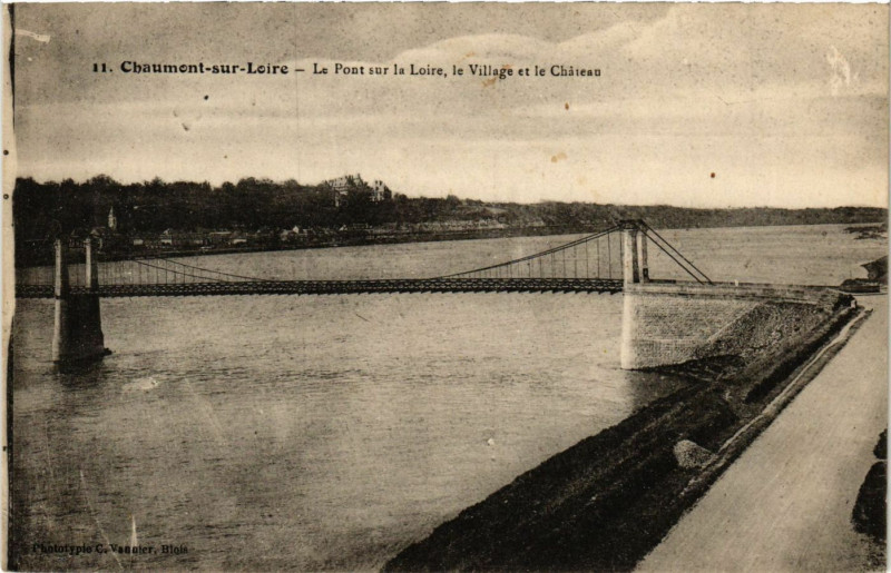 Carte postale ancienne Chaumont-sur-Loire-Le Pont sur la Loire le Village et le Chateau à Chaumont-sur-Loire