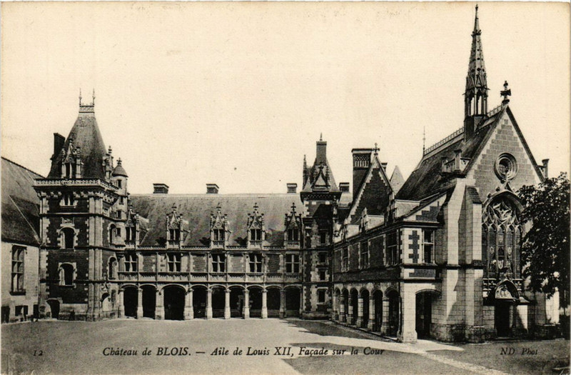 Carte postale ancienne Chateau de Blois - Aile de Louis Xii Facade sur le Cour à Blois