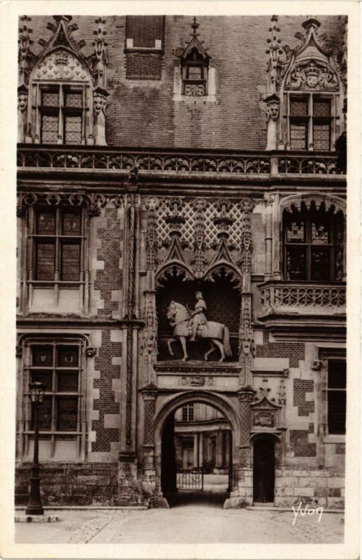 Carte postale ancienne Chateau de Blois - Aile Louis Xii - Le Portail à Blois