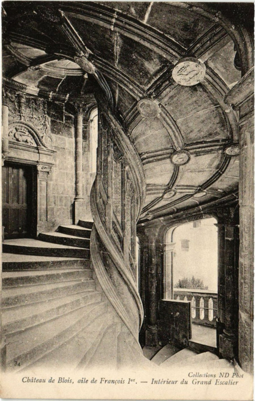 Carte postale ancienne Chateau de Blois aile de Francois Ier Interieur du Grand Escalier à Blois