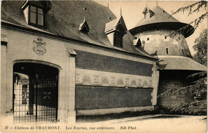 Carte postale ancienne Chateau de Chaumont - Les Ecuries vue exterieure