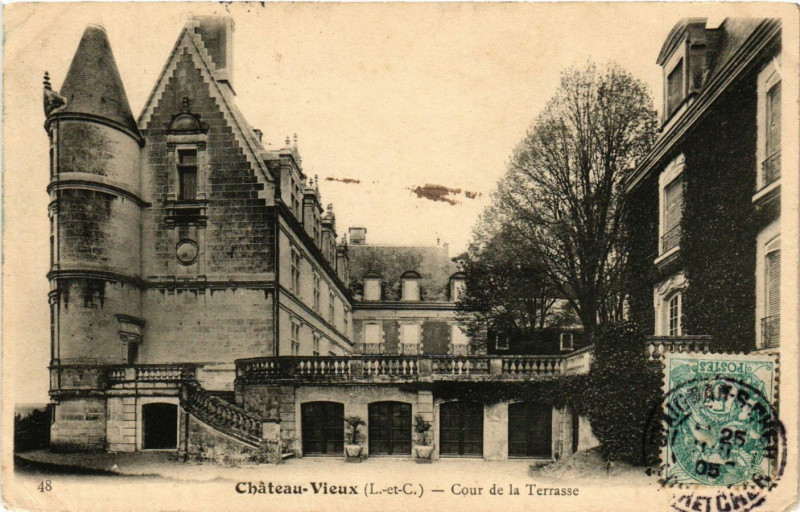 Carte postale ancienne Chateau-Vieux (L.-et-C.) - Cour de la Terrasse