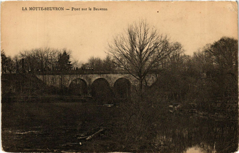 Carte postale ancienne La Motte-Beuvron - Pont sur le Beuvron