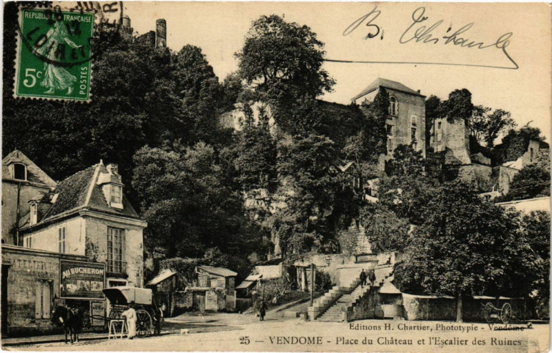 Carte postale ancienne Vendome - Place du Chateau et l'Escalier des Ruines à Vendôme