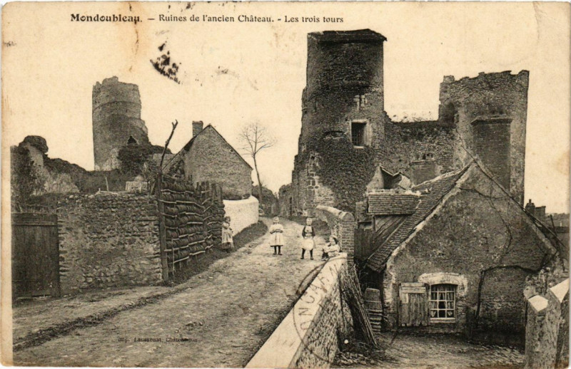 Carte postale ancienne Mondoubleau - Ruines de l'ancien Chateau - Les toris tours à Mondoubleau