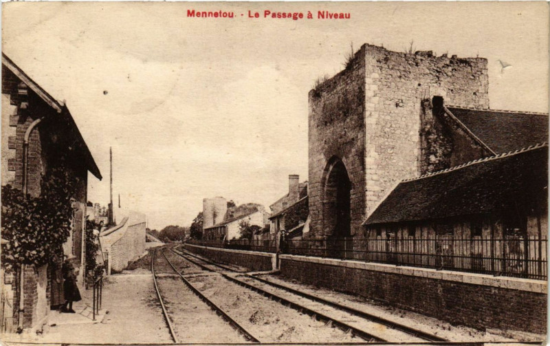 Carte postale ancienne Mennetou - Le Passage a Niveau