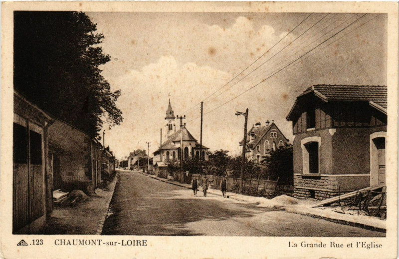 Carte postale ancienne Chaumont-sur-Loire La Grande Rue et l'Eglise à Chaumont-sur-Loire