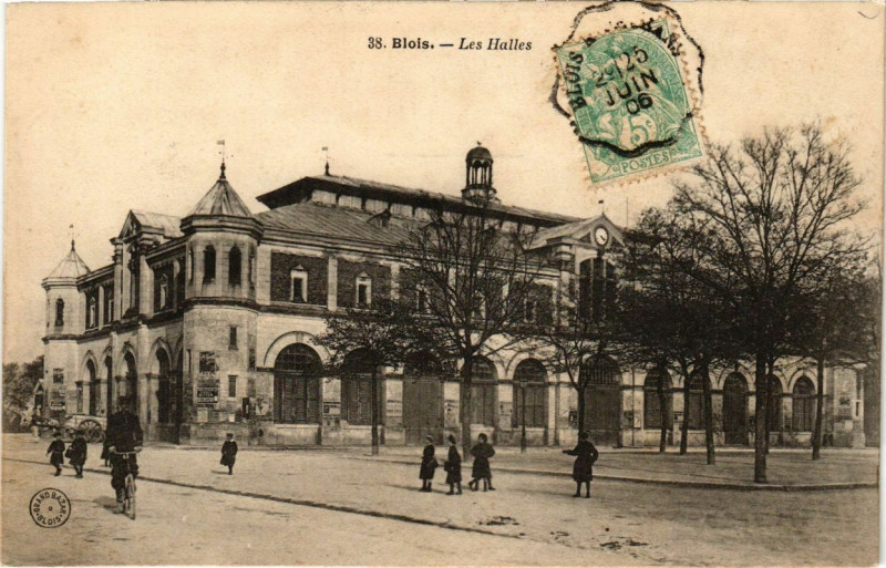 Carte postale ancienne Blois - Les Halles à Blois