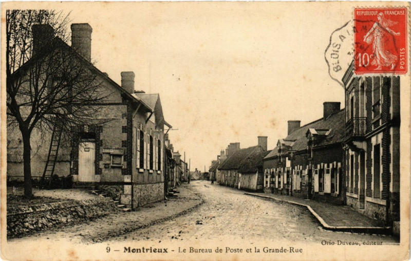 Carte postale ancienne Montrieux - Le Bureau de Poste et la Grande-Rue